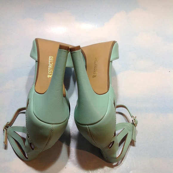 Restricted Ankle Straps Heels - Picture 11 of 12